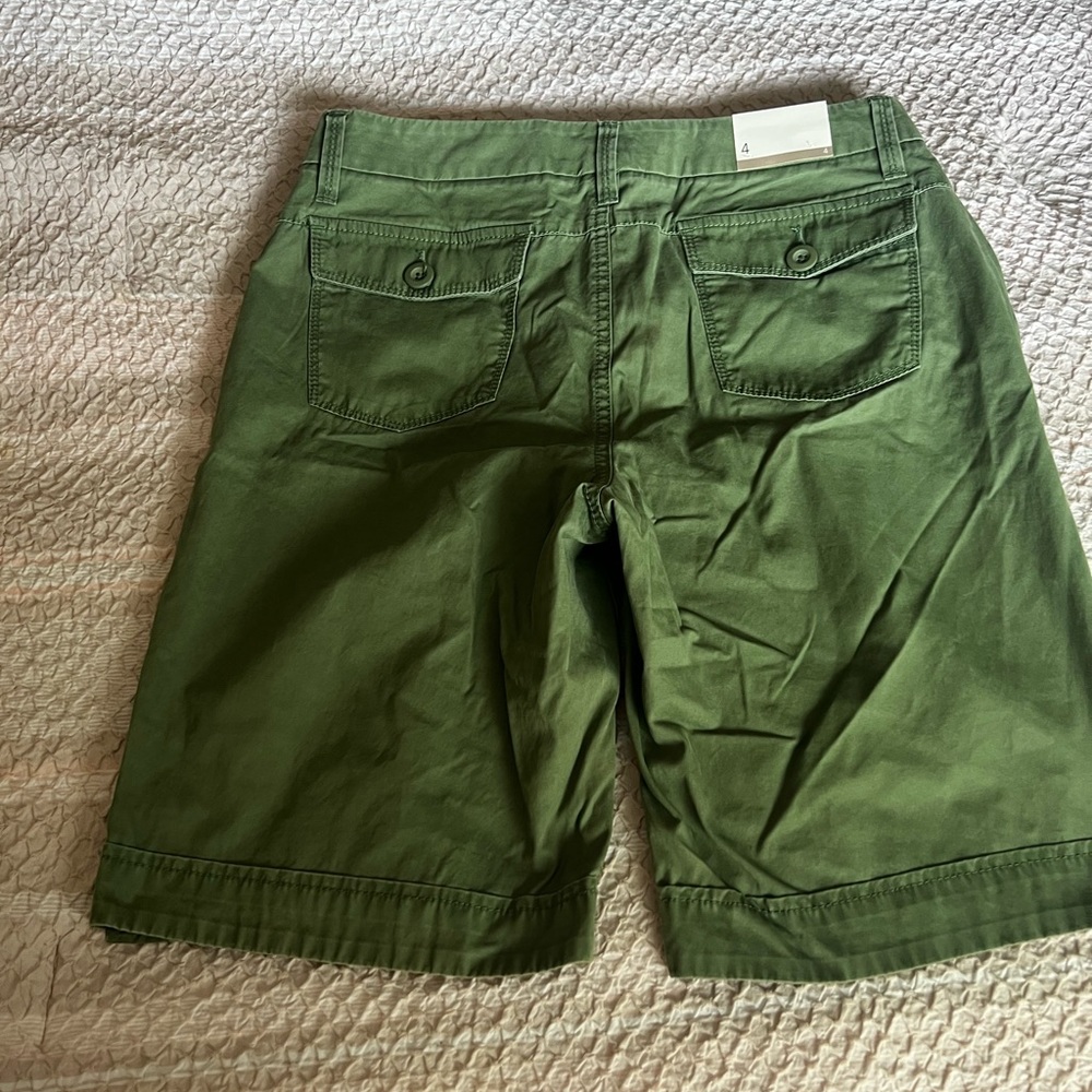 Banana Republic NWT green shorts, size 4. - Picture 2 of 5